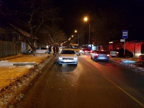 В Ставрополе студентка решила перейти дорогу в неположенном месте и попала под колеса иномарки